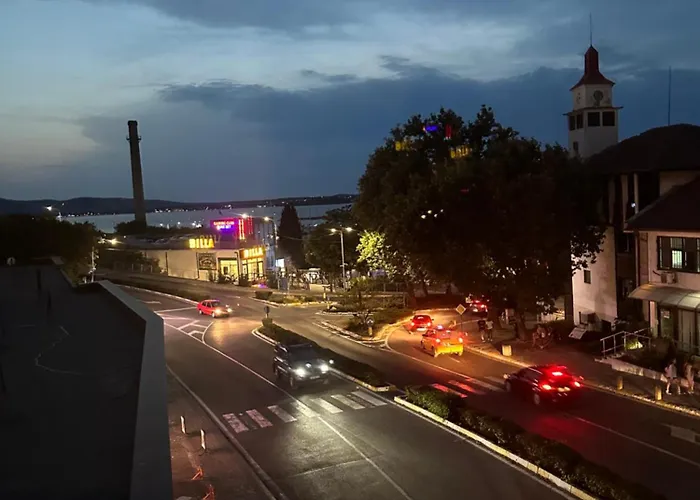 - весела улица *